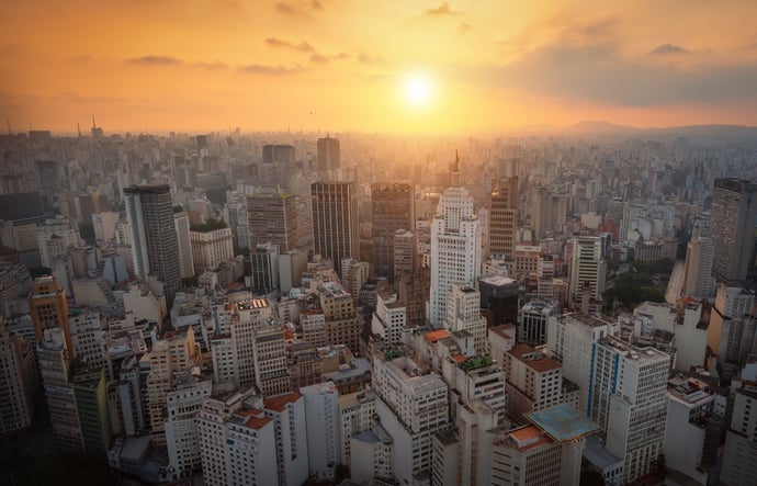São Paulo líder em geração distribuída no Brasil. Imagem mostra visão panorâmica do pôr do sol na capital paulista a partir do centro da cidade, cheio de prédios